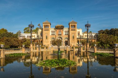 Sevilla, İspanya çeşme ile Sanat Müzesi binasında görüntülemek