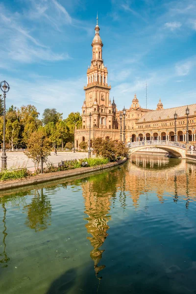 Północnej wieży z odbicia w rzeki o miejsce Espana w Sevilla, Hiszpania — Zdjęcie stockowe