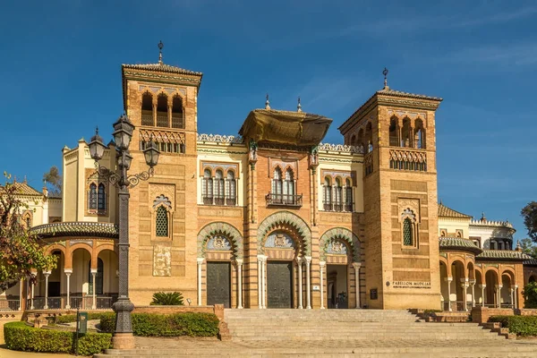Widok na budynek muzeum sztuki w Sevilla, Hiszpania — Zdjęcie stockowe