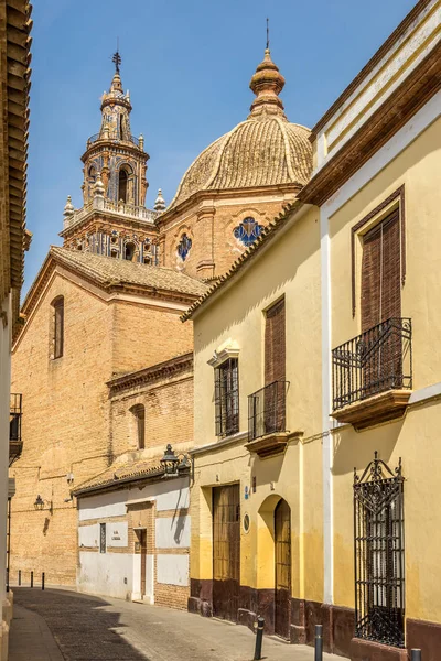 Widok z wąskiej uliczce w kościele Santa Maria w Ecija, Hiszpania — Zdjęcie stockowe