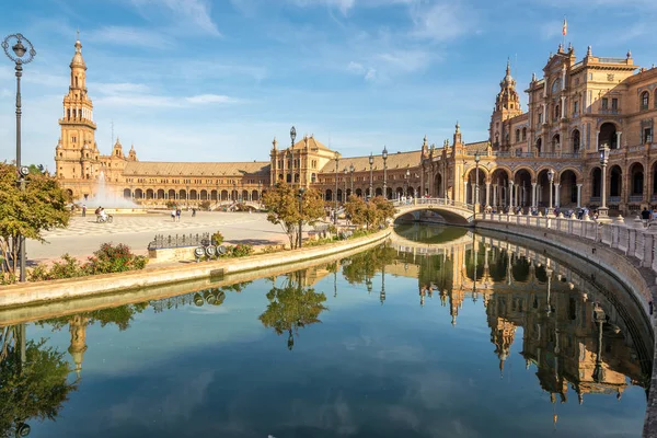 Vista en el lado norte de la Plaza de España en Sevilla - España — Foto de Stock