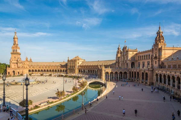 Vista en el lado norte de la Plaza de España en Sevilla - España — Foto de Stock