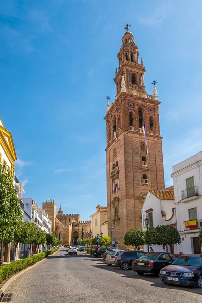 Vista al campanario de la iglesia de San Pedro en Carmona - España —  Fotos de Stock