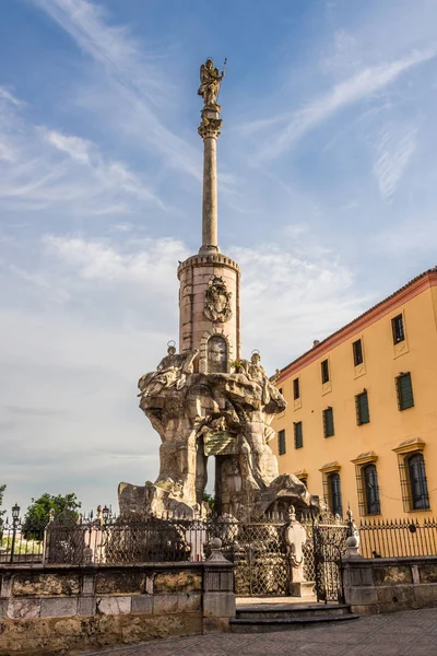 Columna de San Rafael (Arcángel) en Córdoba, España —  Fotos de Stock