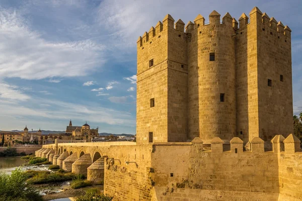View at the Calahorra tower with Mosque-Cathedral and Roman bridge in Cordoba, Spain — Stock Photo, Image