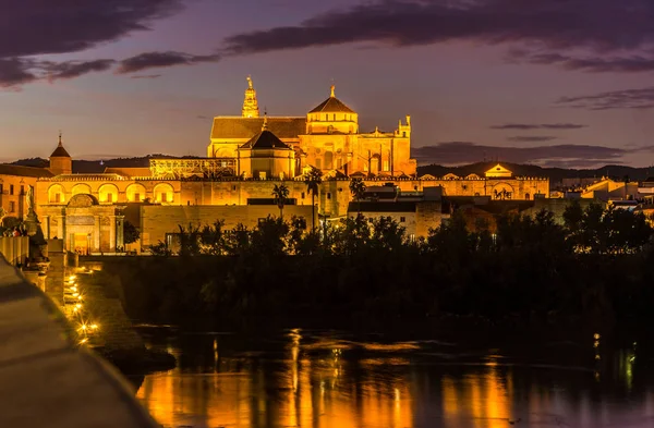 Vista noturna da ponte romana na Mesquita-Catedral de Córdoba, Espanha — Fotografia de Stock