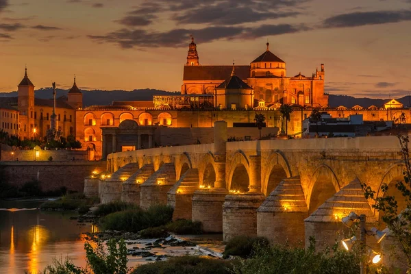 Evening view at the Mosque - Cathedral with Old Roman bridge in Cordoba, Spain — Stock Photo, Image