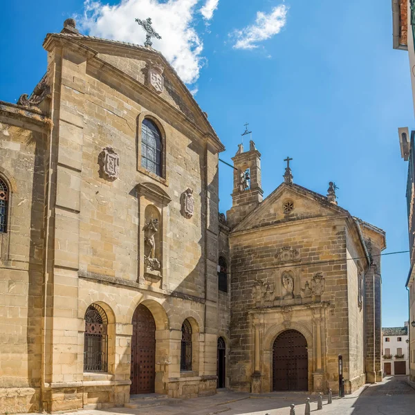 Kerk van Padres Carmelitas Descalzos in de straten van Ubeda - Spanje — Stockfoto