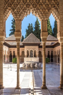 Aslanlar çeşme Granada'da Alhambra Merkezi İspanya ile de verandadan görüntülemek