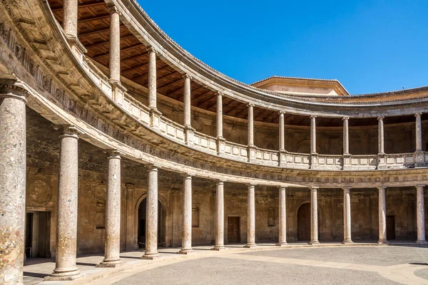 Kijk op de binnenplaats van het paleis van Charles V in Alhambra centrum van Granada in Spanje — Stockfoto