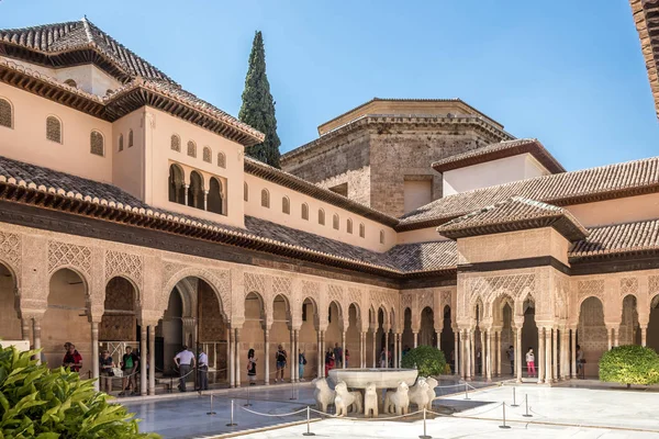 Kijk op de Patio met fontein van de Lions in het Alhambra centrum van Granada in Spanje — Stockfoto