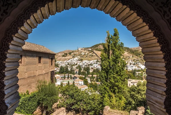 Vista desde la ventana decorativa del barrio del Albaicín en Granada, España —  Fotos de Stock