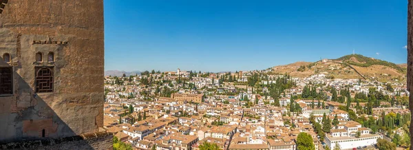 Vista panorámica del barrio del Albaicín en Granada, España — Foto de Stock