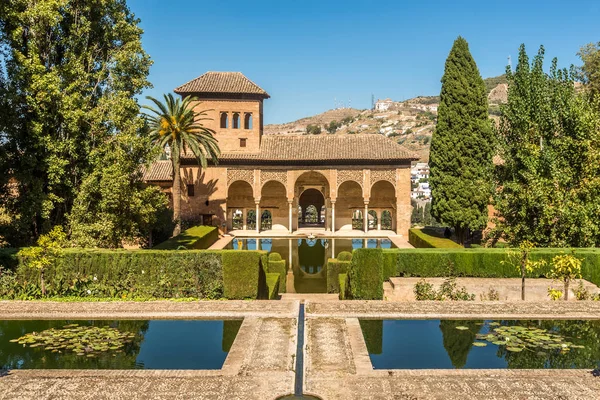 Vista para o edifício El Partal (Alhambra) em Granada, Espanha — Fotografia de Stock