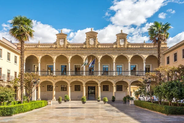 Vista para a Câmara Municipal no lugar da Constituição em Guadix, Espanha — Fotografia de Stock