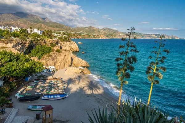 Bekijken van de mediterrane kust van Balcon de Europa in Nerja, Spanje — Stockfoto