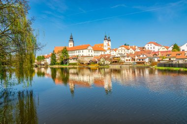 Ulicky gölet - Çek Cumhuriyeti, eski şehir Telc, Moravia görüntülemek