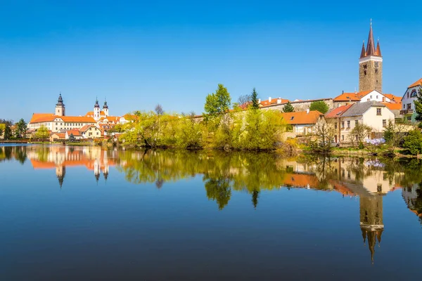 看法在老城市 Telc 与 Ulicky 池塘-捷克共和国, 摩拉维亚 — 图库照片