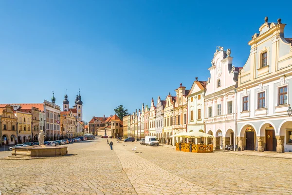 Vista en la plaza principal con casas pintadas en Telc - República Checa, Moravia — Foto de Stock