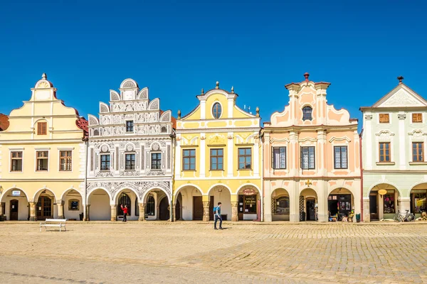 Vista en las casas pintadas en el lugar principal en Telc - Moravia, República Checa — Foto de Stock