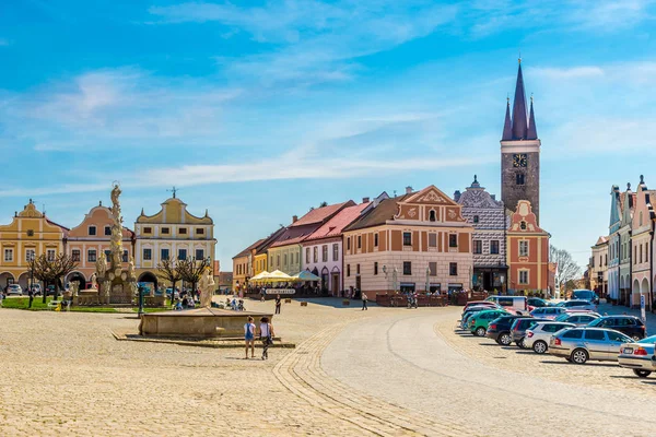 Vista en las casas pintadas y la iglesia del Espíritu Santo desde el lugar principal en Telc - República Checa, Moravia — Foto de Stock