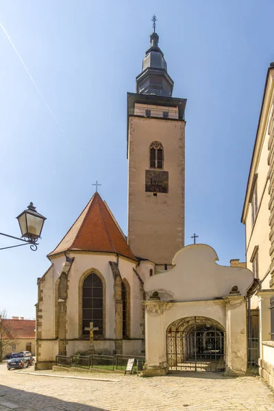 Vista a la iglesia de San Jakub en Telc - Moravia, República Checa —  Fotos de Stock