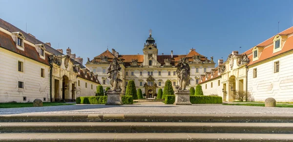 Vista en el castillo de Valtice - República Checa, Moravia — Foto de Stock