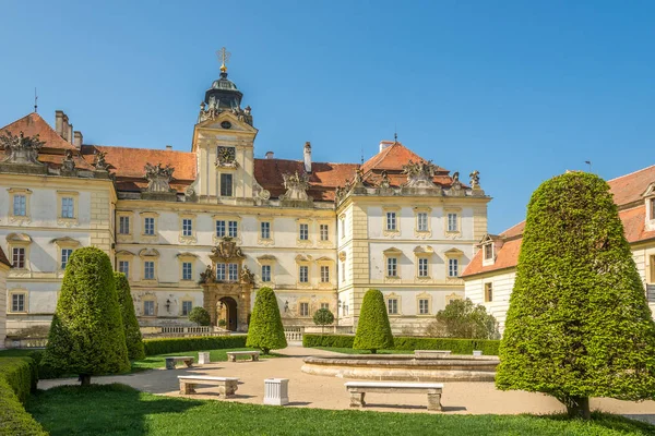 Blick auf die Burg Valtice aus dem Park - Tschechische Republik, Mähren — Stockfoto