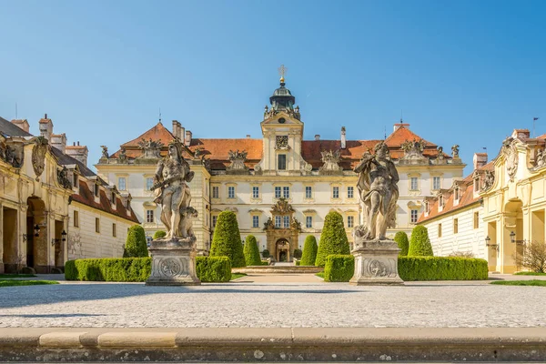 Vista en el castillo de Valtice en la República Checa - Moravia — Foto de Stock