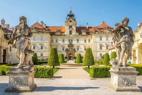 Vista en el castillo de Valtice con estatuas en la República Checa, Moravia —  Fotos de Stock