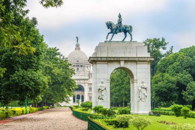 Kolkata, Batı Bengal, Hindistan 'daki Victoria Memorial bahçesinde Kral Edward' ın kemerine bakın.