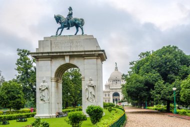 Kolkata 'daki Victoria Memorial bahçesinin yanındaki Kral Edward' ın Kemeri 'ne bakın.