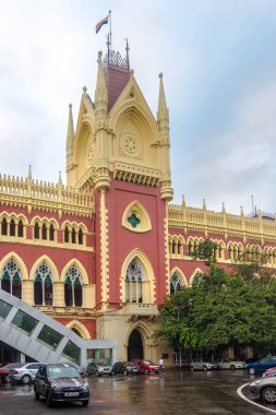 Hindistan 'ın Kolkata caddelerinde Yüksek Mahkeme binasına bakın.