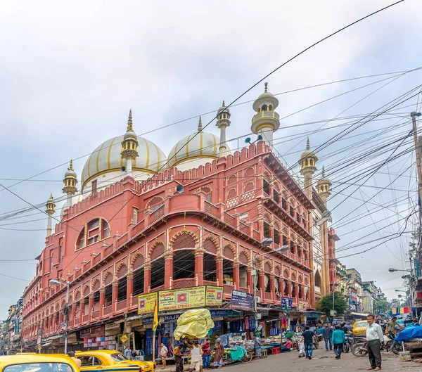 Vista na Mesquita Nakhoda nas ruas de Kolkata - Bengala Ocidental, Índia — Fotografia de Stock