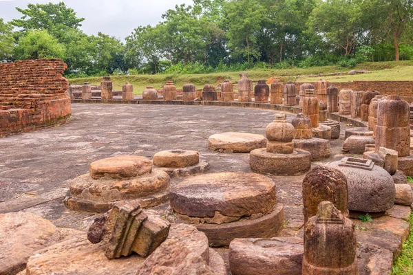 Visa på ruinerna av Chaityagriha Stupa i Lalitgiri buddhistiska komplex - Indien, Odisha — Stockfoto