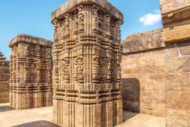 Konark Güneş Tapınağı kompleksindeki dekoratif taş yardım sütunlarına bakın - Odisha, Hindistan
