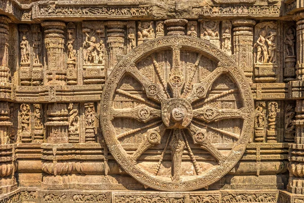 Veew an den dekorativen Steinreliefradern des Konark-Sonnentempels in Indien, Odisha — Stockfoto