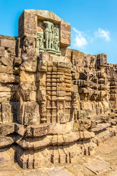 Vista para o relevo de pedra decorativa no complexo Konark Sun Temple - Odisha, Índia — Fotografia de Stock