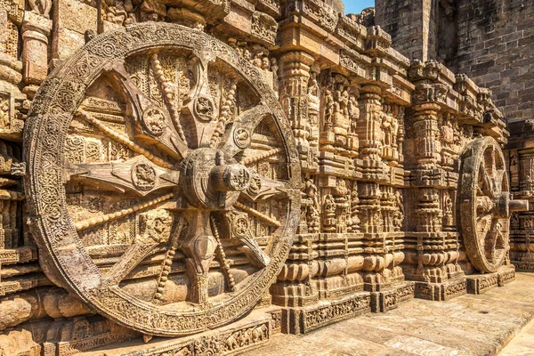 Veew bij de decoratieve stenen reliëf wielen van Konark Sun Temple in India, Odisha — Stockfoto