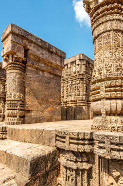 Konark Güneş Tapınağı kompleksi Odisha, Hindistan 'daki dekoratif taş döşemesine bakın.