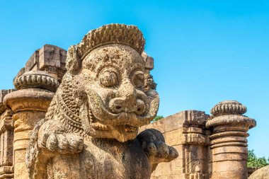 Konark Güneş Tapınağı kompleksi Odisha, Hindistan 'daki dekoratif taş döşemesine bakın.