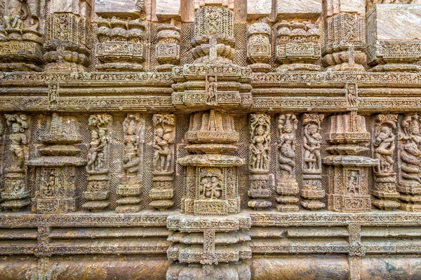 Uitzicht op de decoratieve stenen reliëf in Konark Sun Temple complex - Odisha, India — Stockfoto