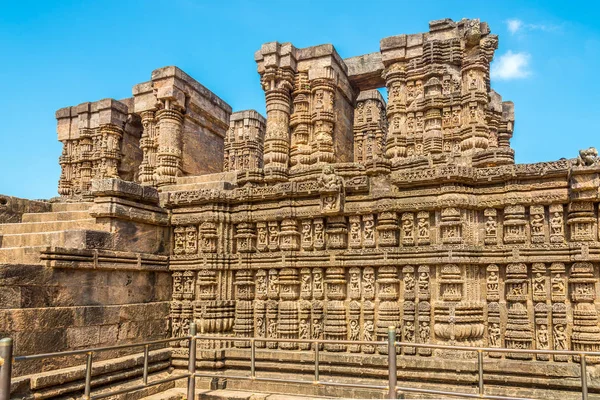 Vista para o relevo de pedra decorativa no complexo Konark Sun Temple - Odisha, Índia — Fotografia de Stock
