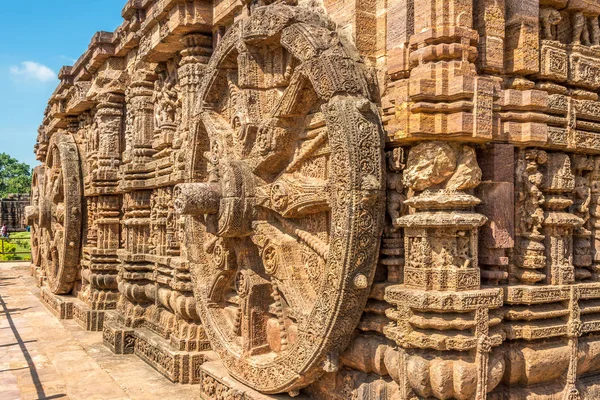 Veew at the decorative stone relief wheels of Konark Sun Temple in India, Odisha — Stock Photo, Image