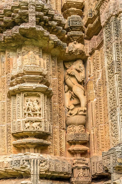 Zicht op de decoratieve stenen reliëf van Chitrakarini tempel in Bhubaneswar - Odisha, India — Stockfoto