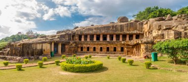 Bhubaneswar 'daki Udayagiri mağaralarının Rani Gumpha mağaralarının panoramik manzarası - Odisha, Hindistan