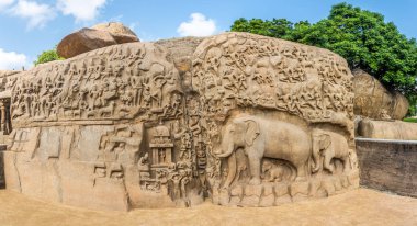 Asya 'nın en büyük kaya kabartmalarının panoramik görüntüsü - Mamallapuram' daki Ganj 'ın Çöküşü - Tamil Nadu, Hindistan