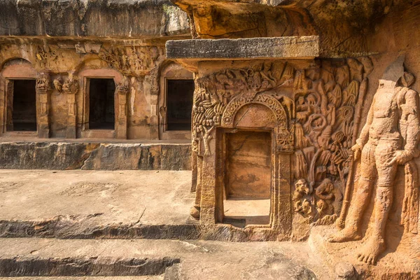 印度Bhubaneswar-Odisha的Udayagiri洞穴群Rani Gumpha洞穴中的勇士雕塑 — 图库照片