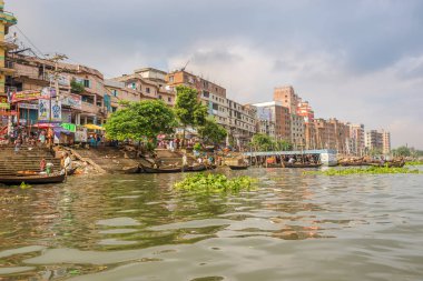 Bangladeş, Dhaka 'daki Buriganga Nehri kıyısında.