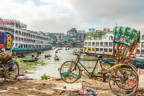 On the banks of the Buriganga River in Dhaka - Bangladesh — Stock Photo, Image